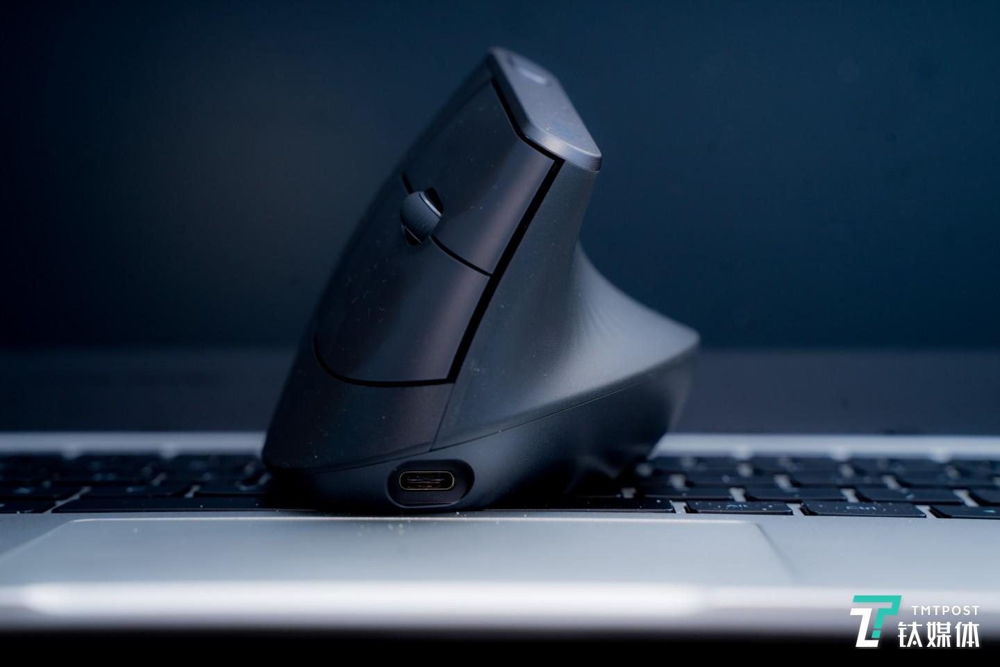 采用57&deg;人体工程学