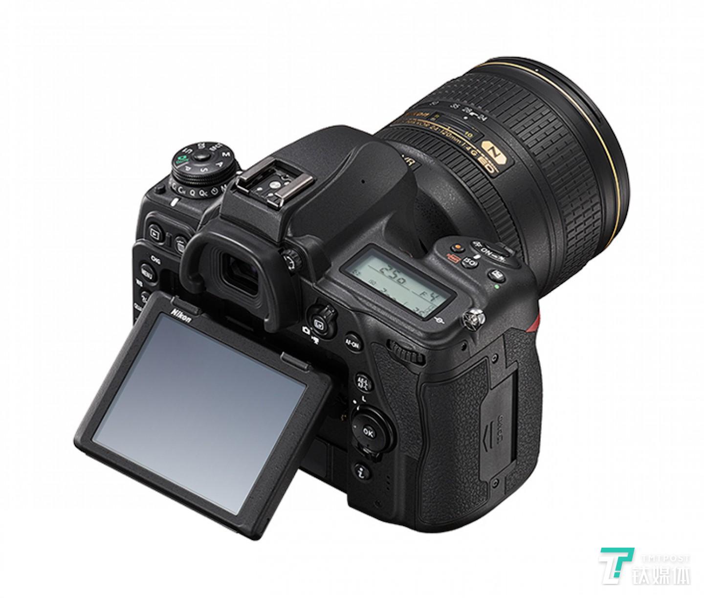 尼康D780搭载翻转触控屏