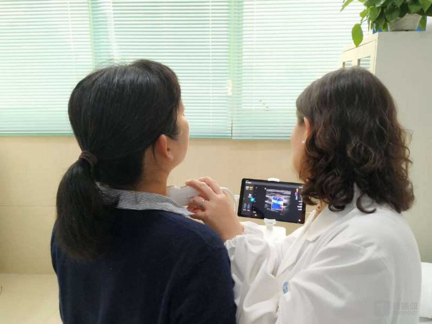 医护人员使用Lumify