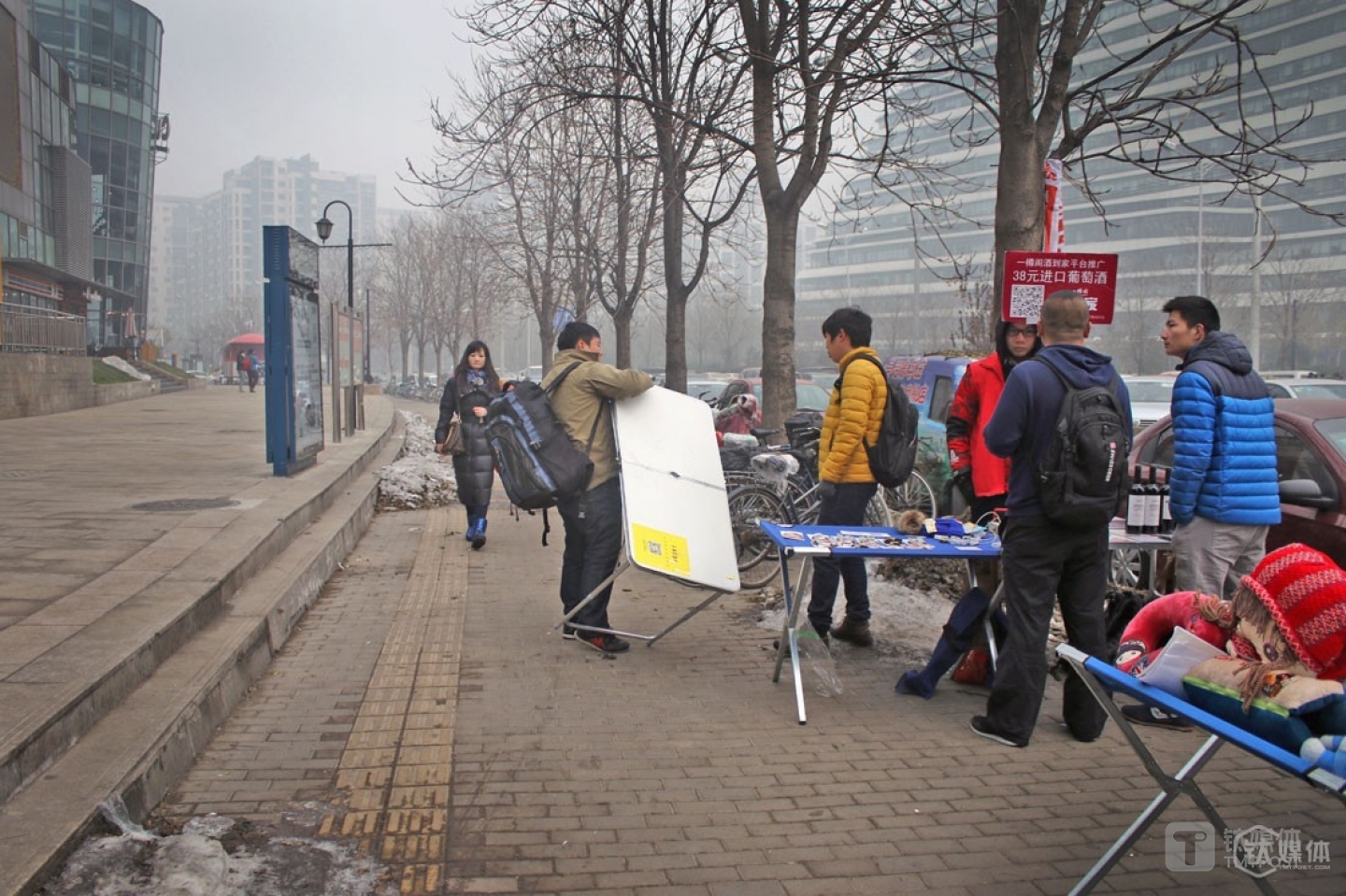 Things were a lot easier in Wangjing SOHO area, where most passers-by were white-collars and knew exactly what these offline promotion specialists were doing. Near the end of November, Mr. Yang took his folding table to Wangjing SOHO to promote an insurance product. This time, passers-by only needed to follow the WeChat Official Account and sign up with their phone number to get a pair of gloves or a fuzzy key chain. He bought these prizes himself from a wholesale market since his mediator didn&rsquo;t provide any prize but offer him 5 RMB per new user.