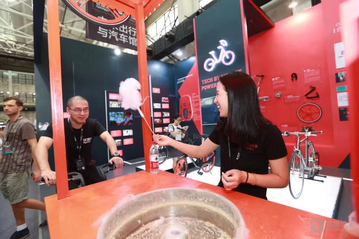 钛媒体联合创始人刘湘明和摩拜单车创始人胡玮炜,用单车骑出一只棉花糖