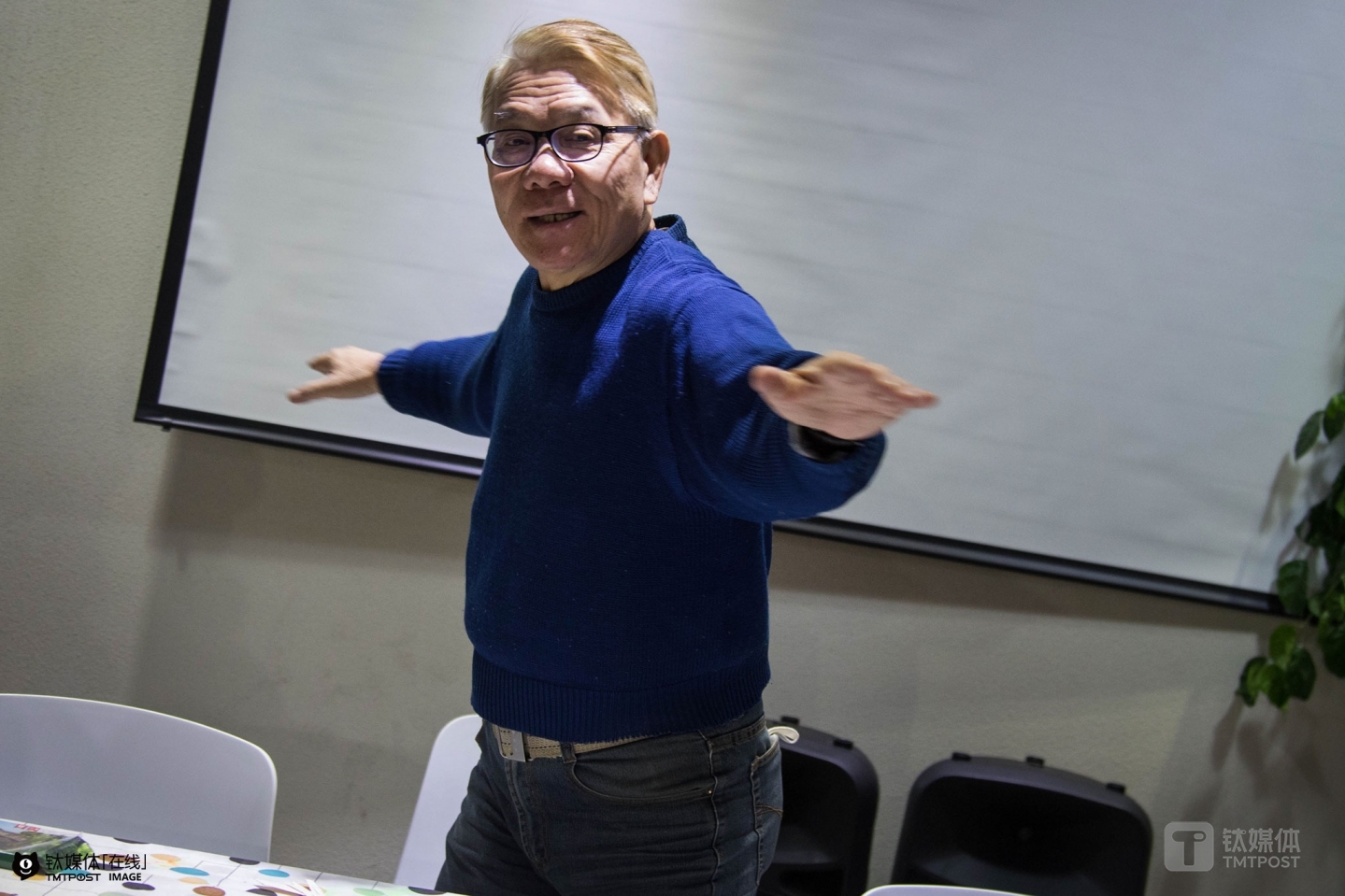 航模課上，鄭富德向孩子們介紹飛機轉彎的原理。他常常會把一些理念貫穿到自己所講的內容里，比如他說到飛機起飛的原理時，會告訴孩子：“飛機是逆風飛行的，就像人在在困難和挫折面前要勇敢一樣?！? /></p><p class=