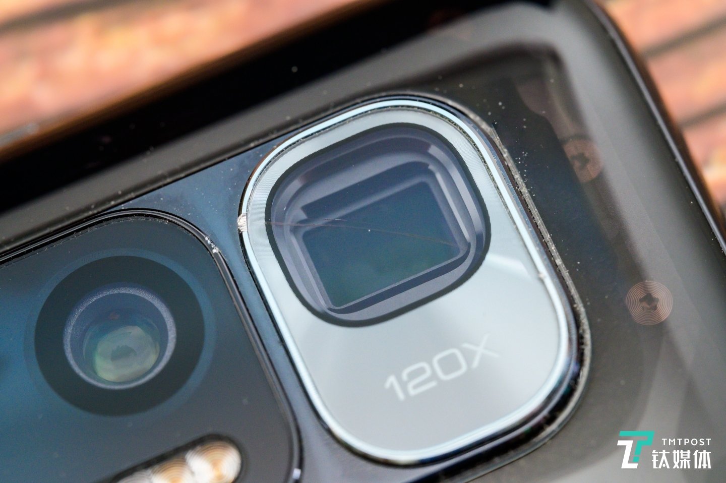 超长焦镜头出现裂痕