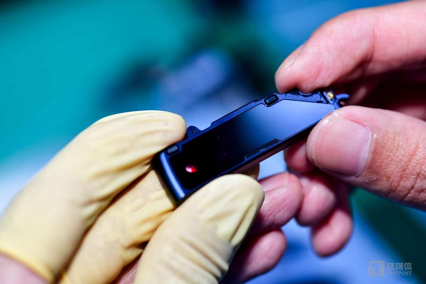 手工装配也是必要环节