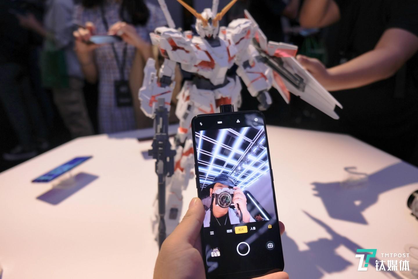 正面可升降式摄像头