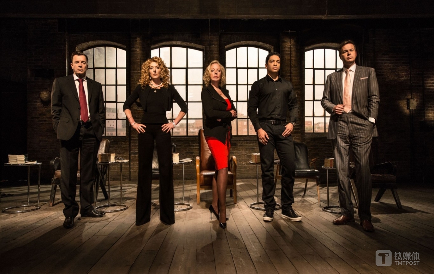 凱莉&middot;赫本在 BBC 節(jié)目《龍穴》中擔(dān)任頗為，左起第二位即是赫本