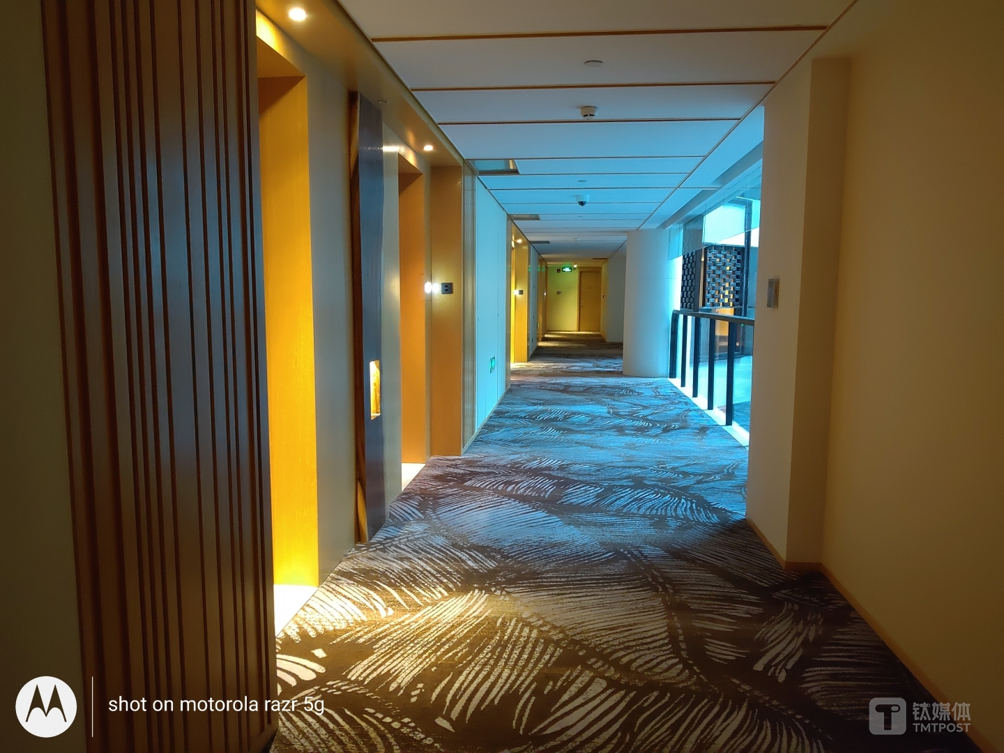 moto razr 5G-暗光样张