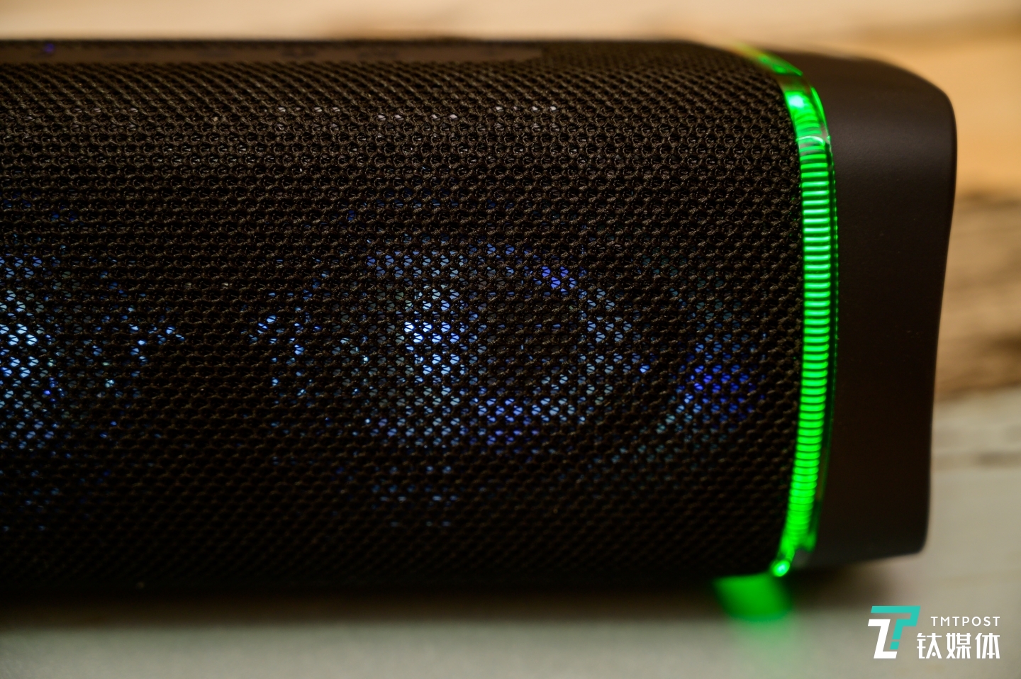 发声单元具备发光设计