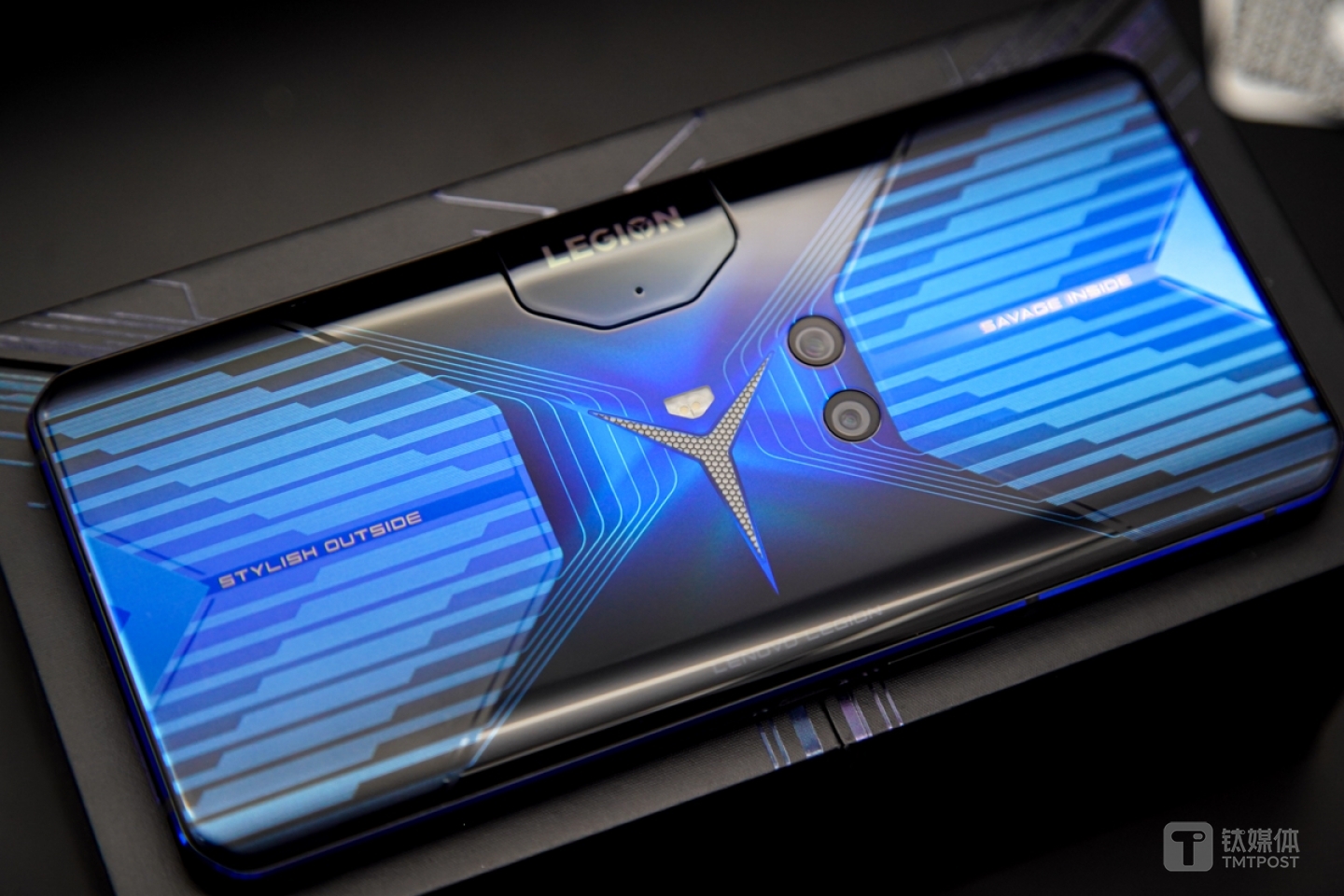 手掌位置采用AG蚀刻工艺