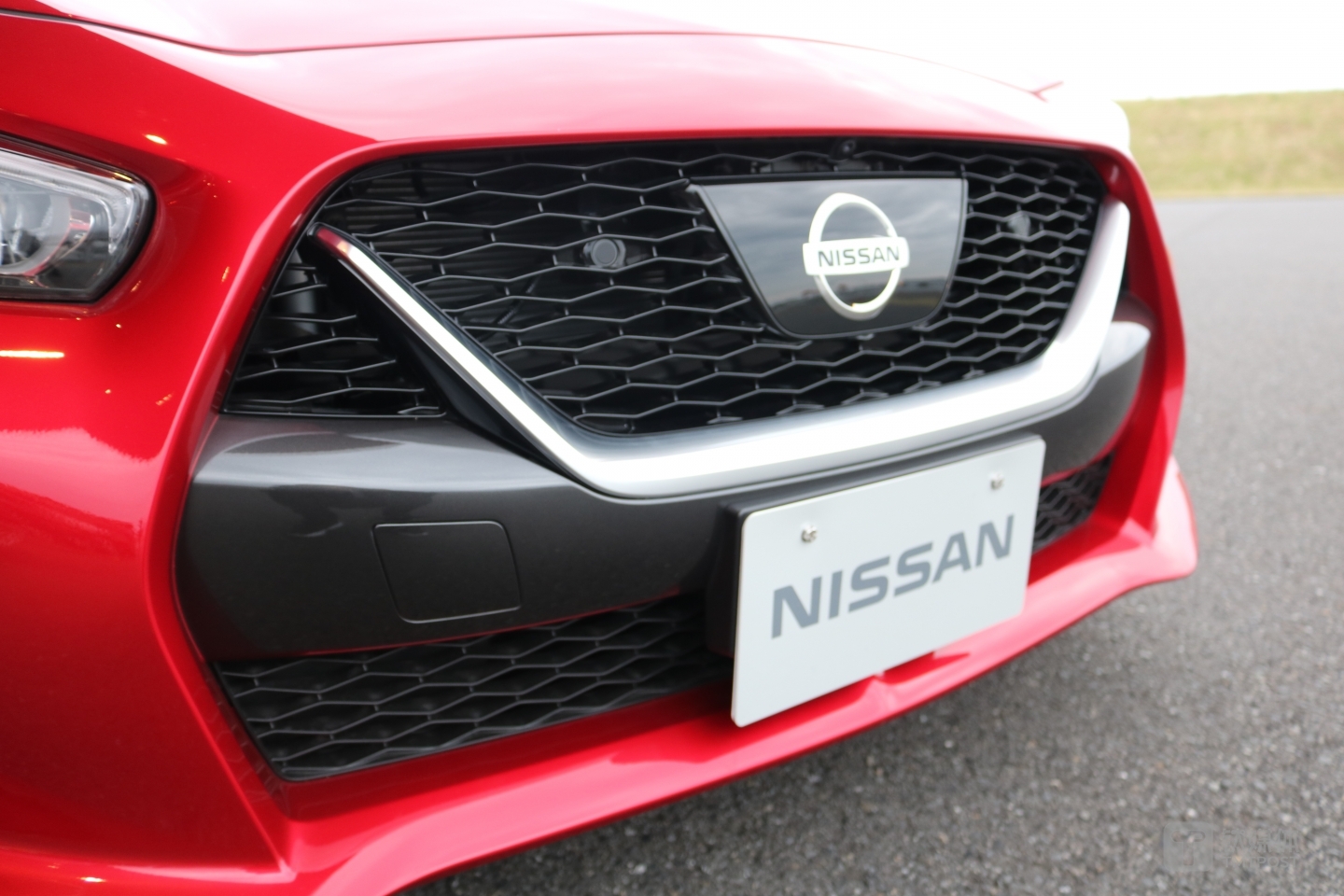 日产LOGO处为毫米波雷达