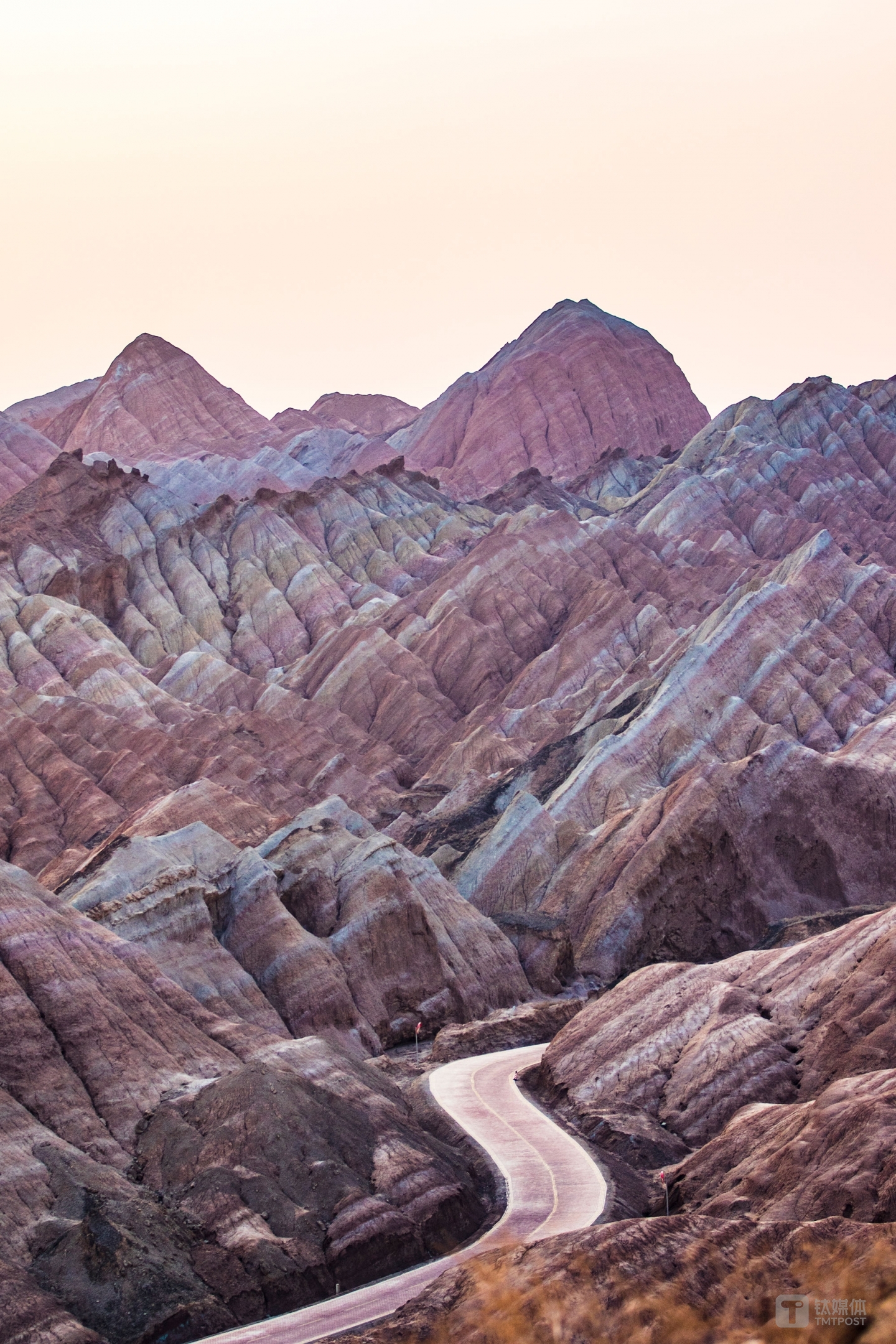 一路山色。甘肃张掖丹霞地貌。