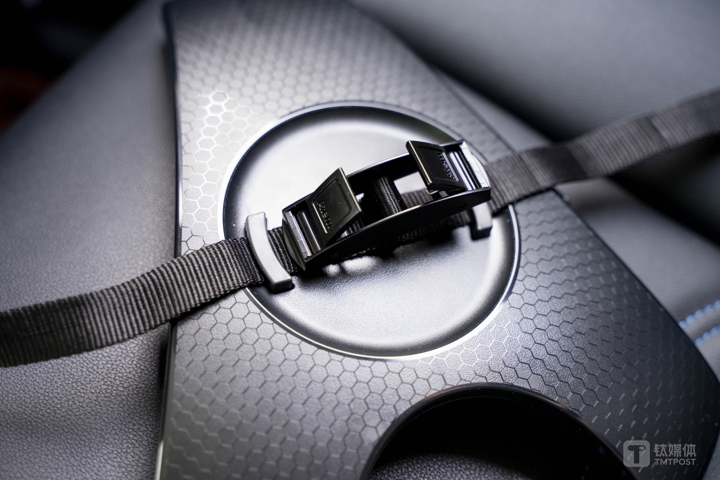 固定扣为金属材质