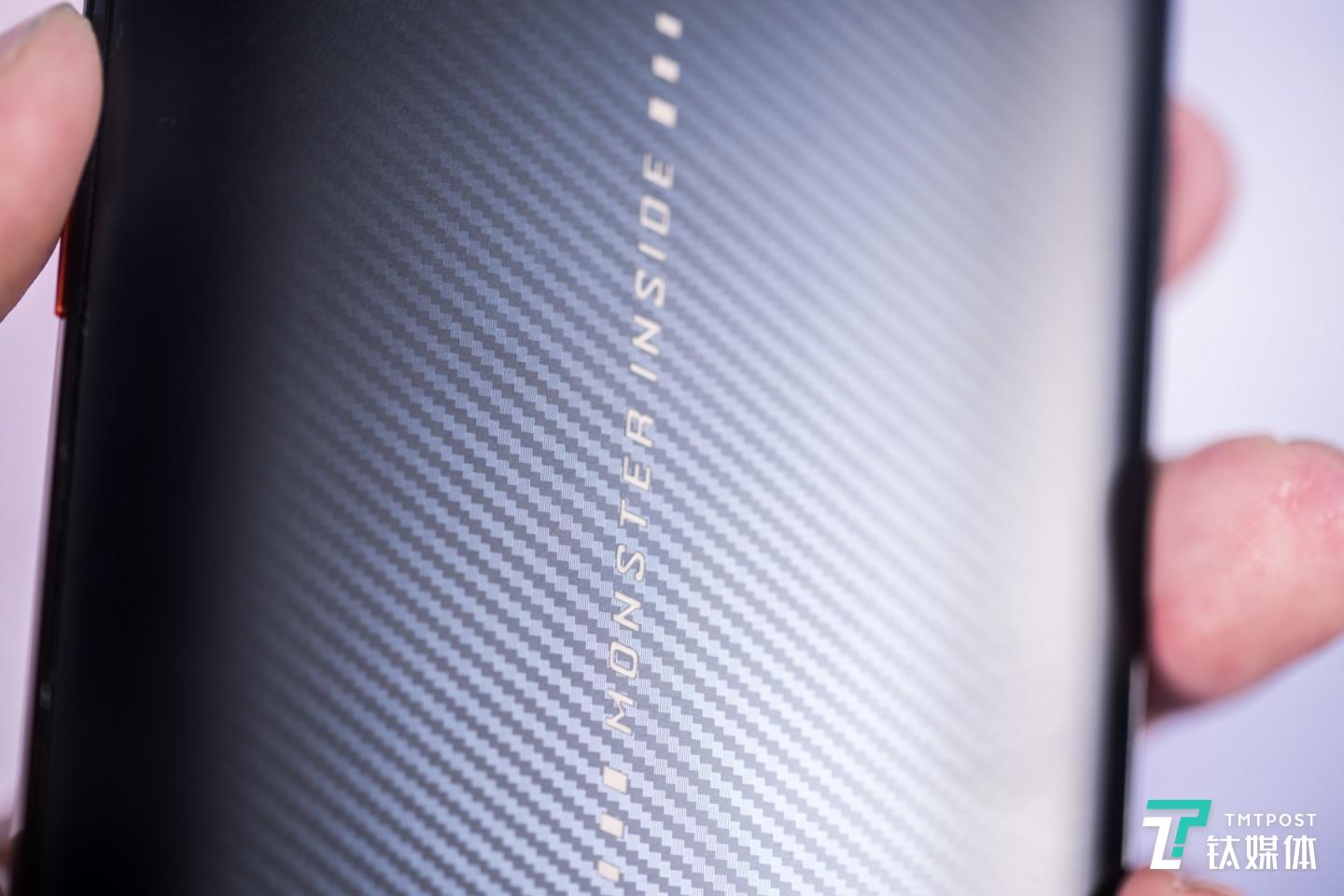 反光之下，还有细节的纹路设计