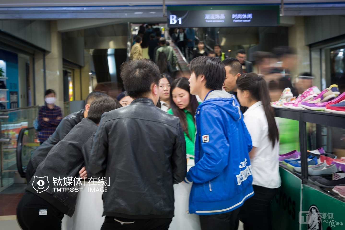 It was April, 9th. Around 260 customers went into the smartphone store to ask for advices or to buy smartphones. &ldquo;The traffic is the highest at weekends. On average, we can sell 100 smartphones every month, and we only manage to make ends meet,&rdquo; Mr. Yang said, &ldquo;there are lots of streets similar to Shuangqiao Road in Beijing, so the market is already saturated. Our bosses made a fortune a few years ago bying doing smartphone business, but everybody is struggling to survive right now, since only those who survived can laugh the last.&rdquo;