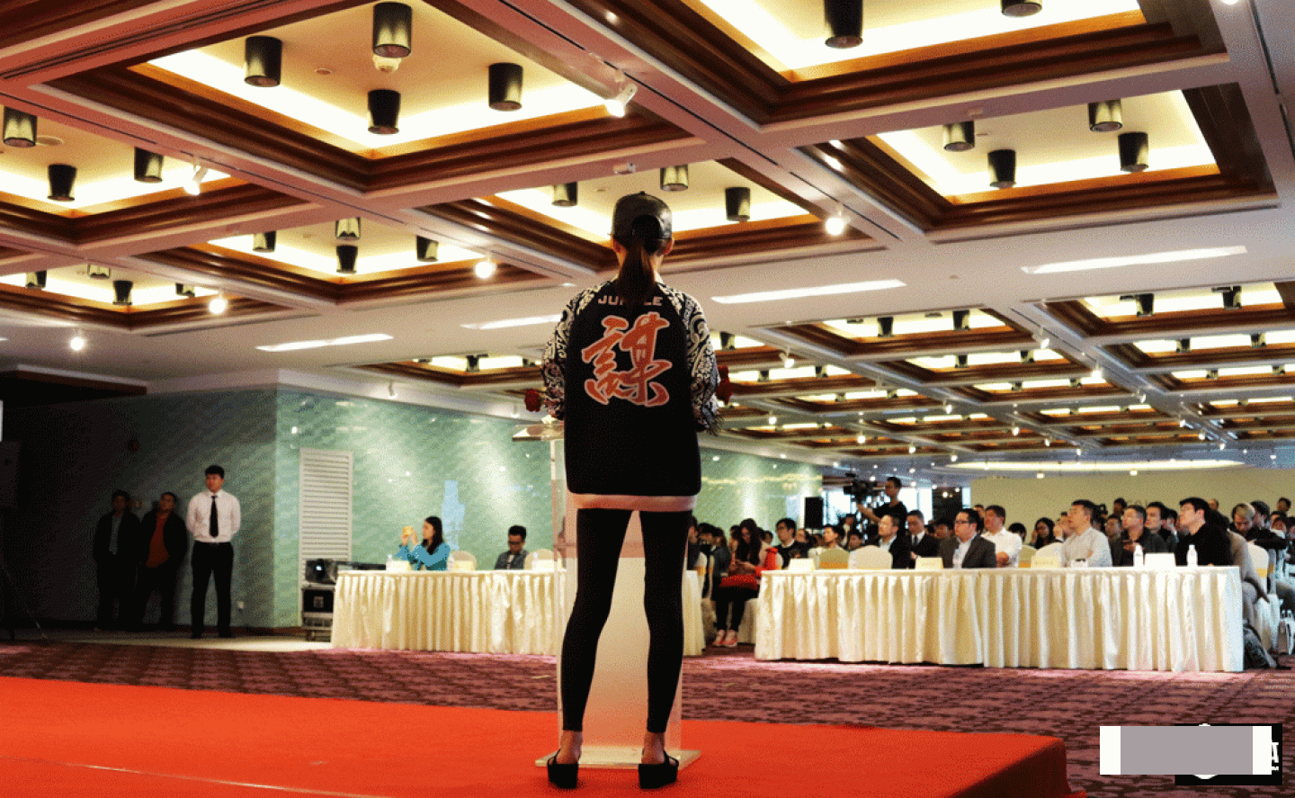 Xu once again told her personal stories in her speech. She was born and raised in a rich family and later at the age of 12 her family went broke. When she was studying abroad, she was discriminated by racists. She fell in love in a young age; she was a big spender; she was alcoholic; she liked car race; she gambled; she lost her way and found her real path in the end. She basically told stories about herself before coming back to China to start her own business.