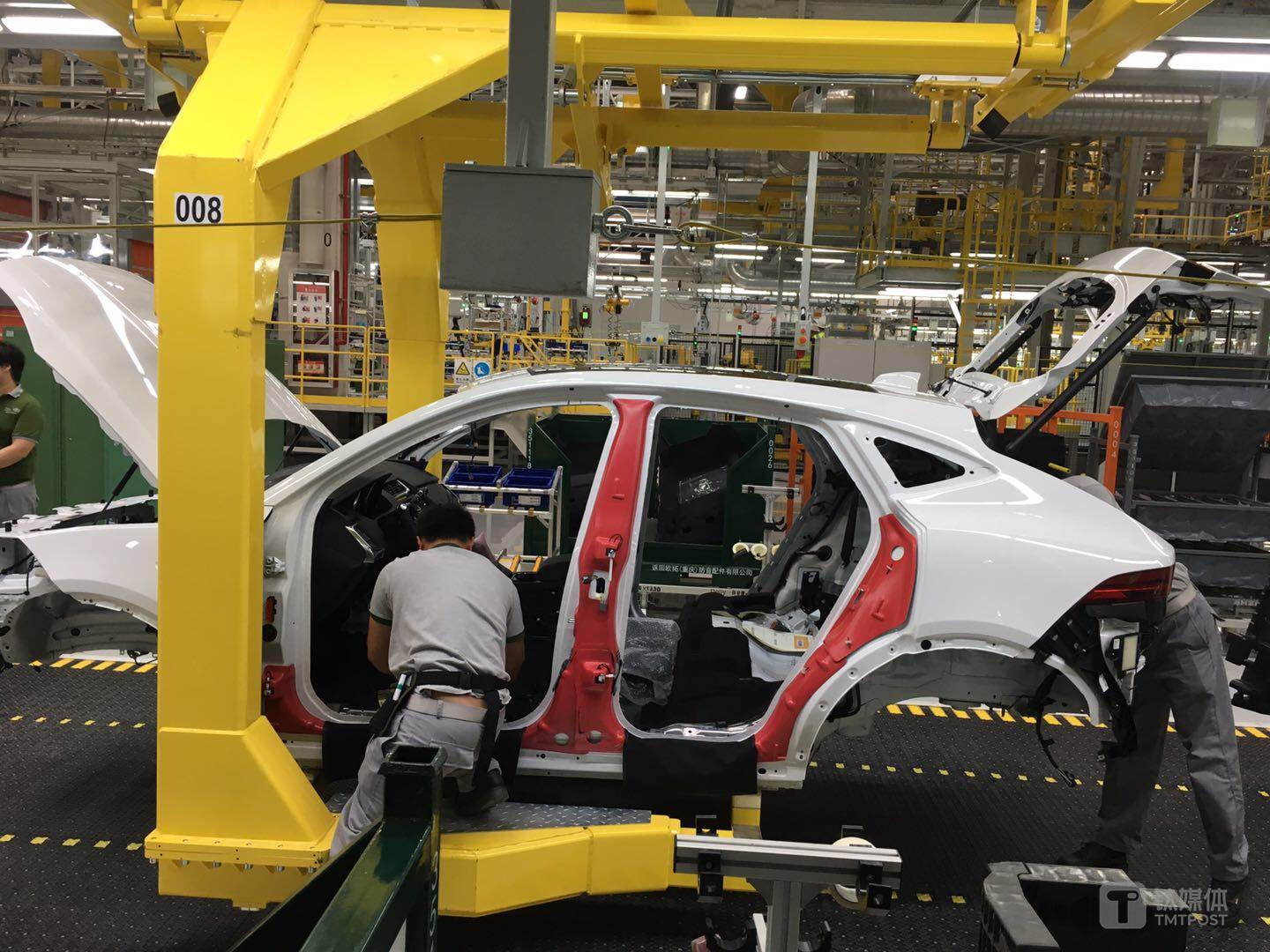 地上的黑色地板会可移动地板链，会伴随工人作业缓慢向前移动