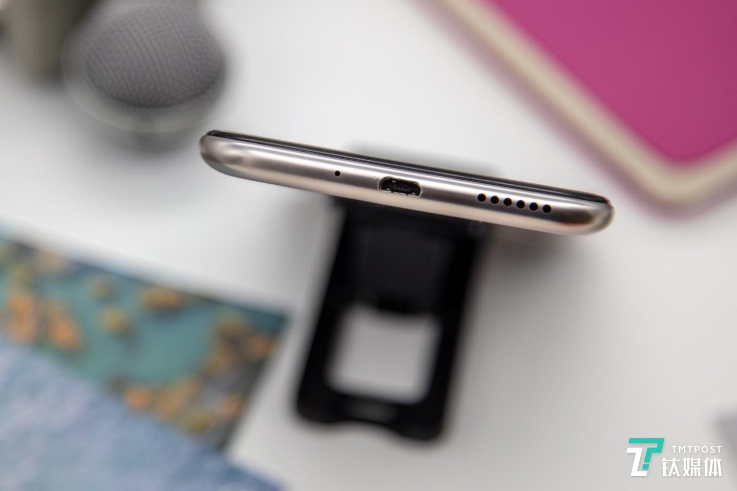 底部Micro USB充电接口