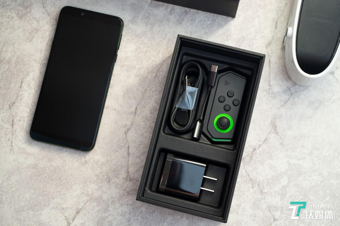 新黑鲨手柄经过重新设计