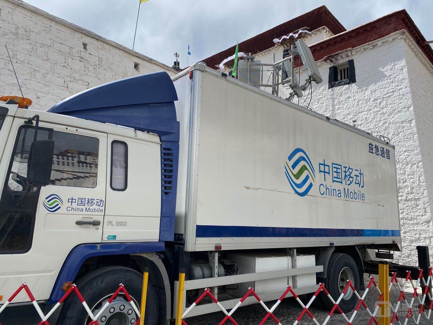 为保障布达拉宫直播，现场专门调集了信号车