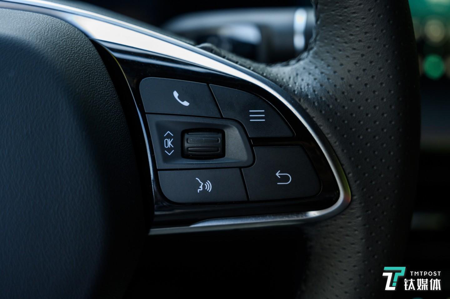方向盘上的语音按键