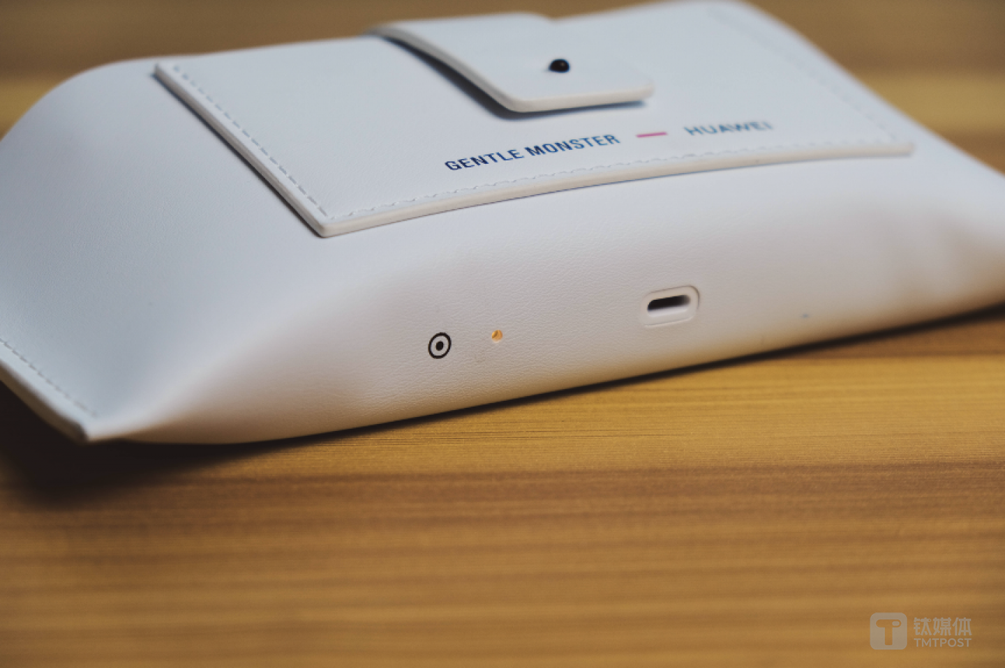 眼镜盒底部充电口和指示灯