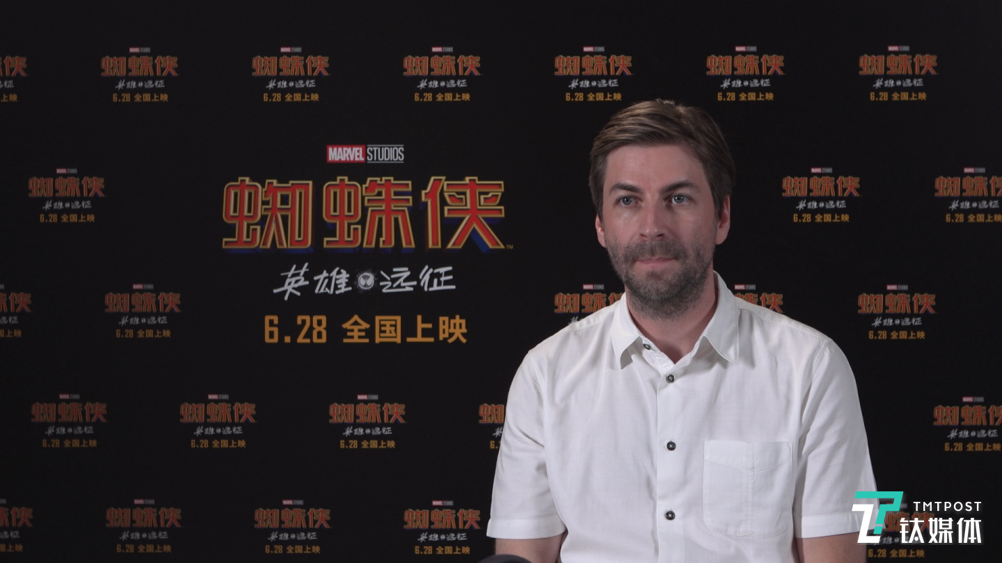 导演沃茨接受采访时