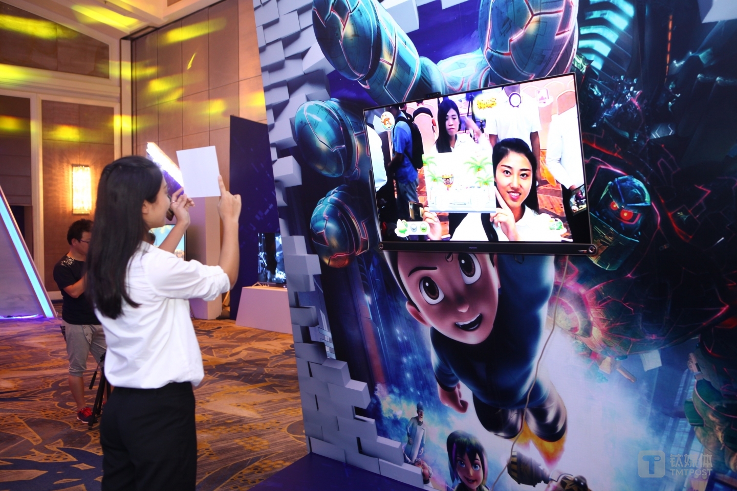 用户现场体验创维AR电视