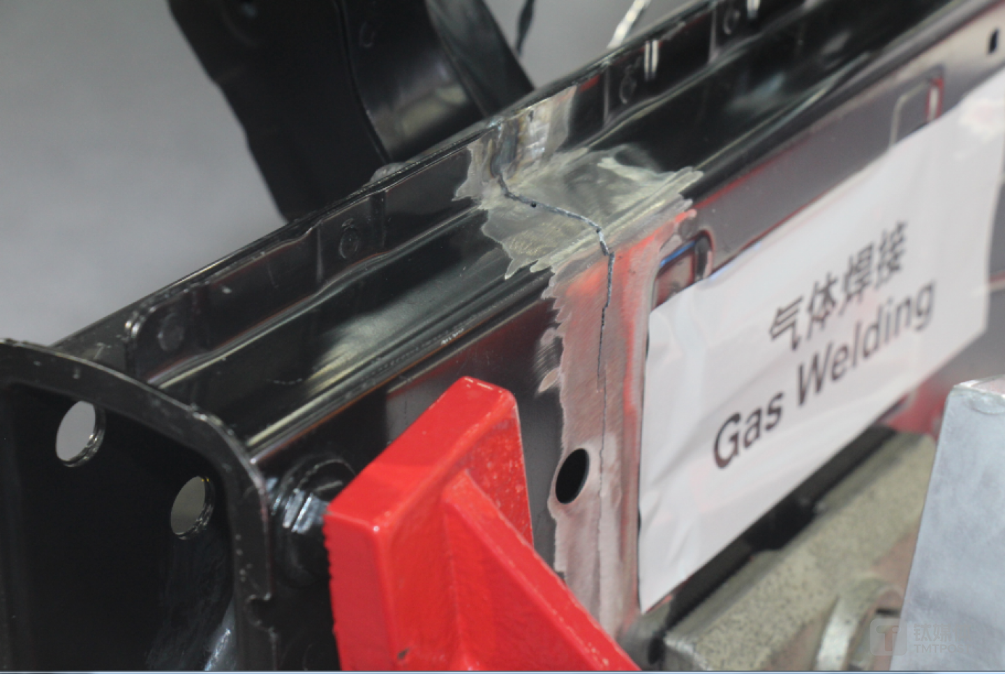 气体焊接处已经裂开