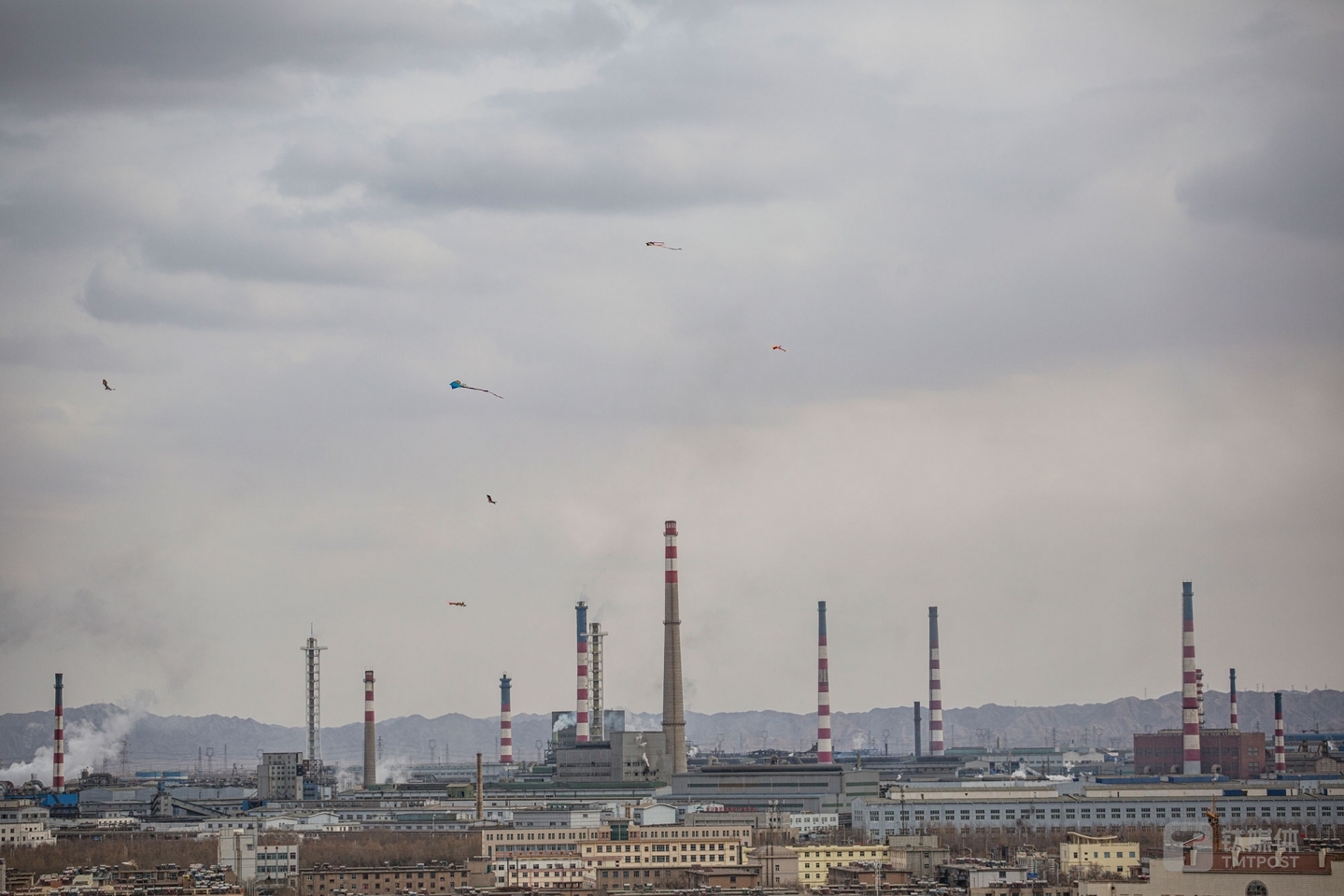 天空之城。甘肃重工业城市金昌，林立的烟囱与高飞的风筝。