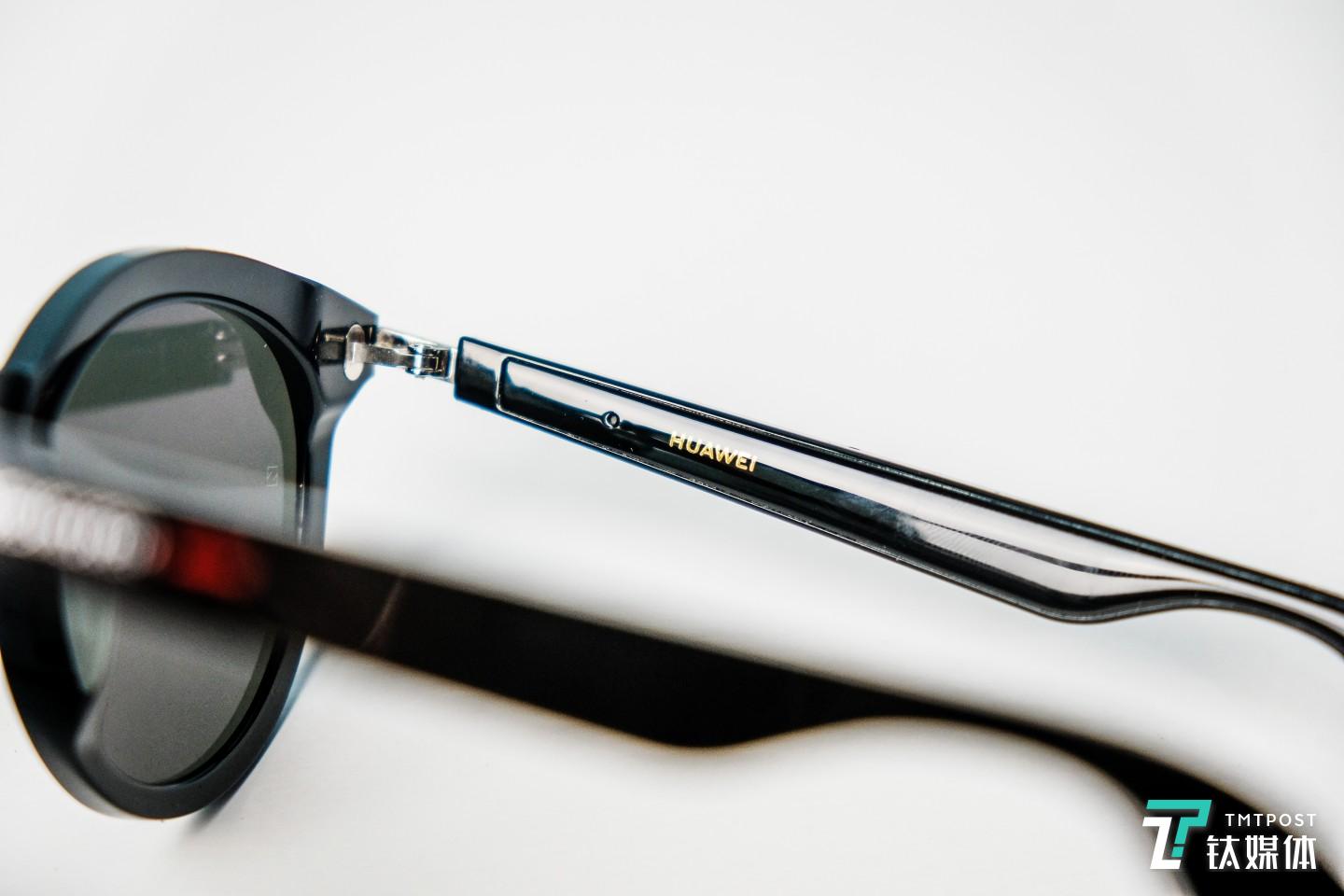 华为Logo印在内侧