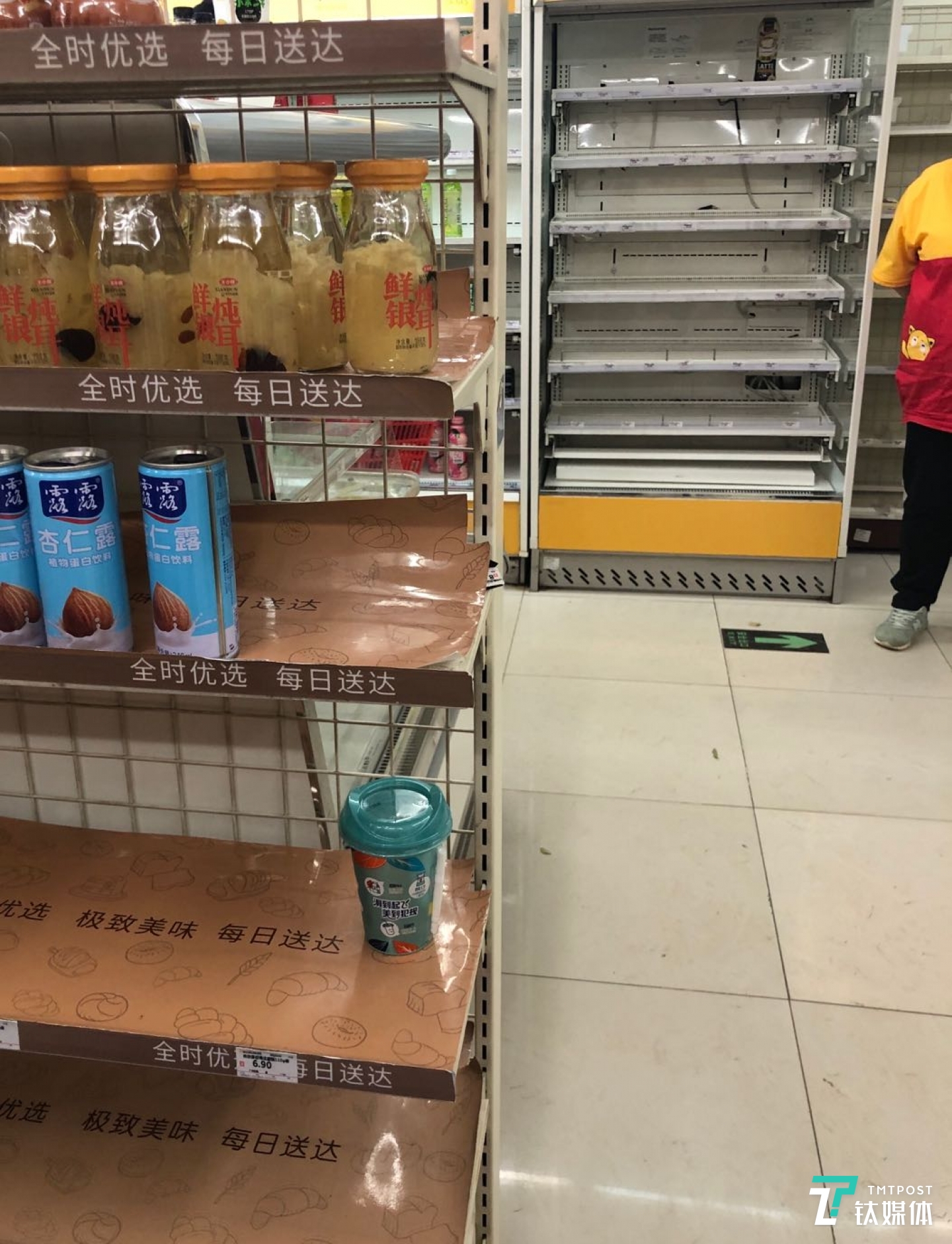 12点，不少货架已经空空如许，一名店员被安排维持现场秩序