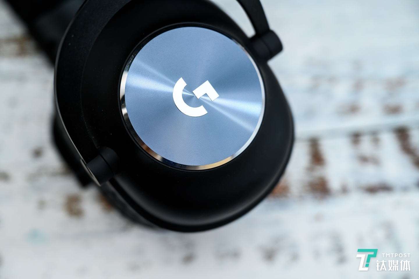 侧面板采用亮色设计