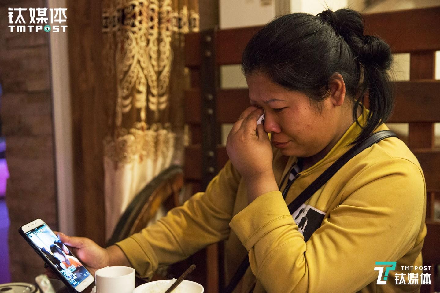 這趟出門，他們快兩個月沒見到孩子了。晚上吃飯時，11歲的兒子在手機(jī)上直播唱歌給媽媽聽，王靜看到孩子，忍不住掉下眼淚。