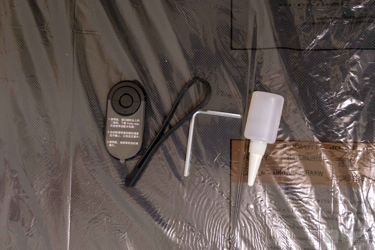 配件包括遥控器、内六角扳手、润滑油