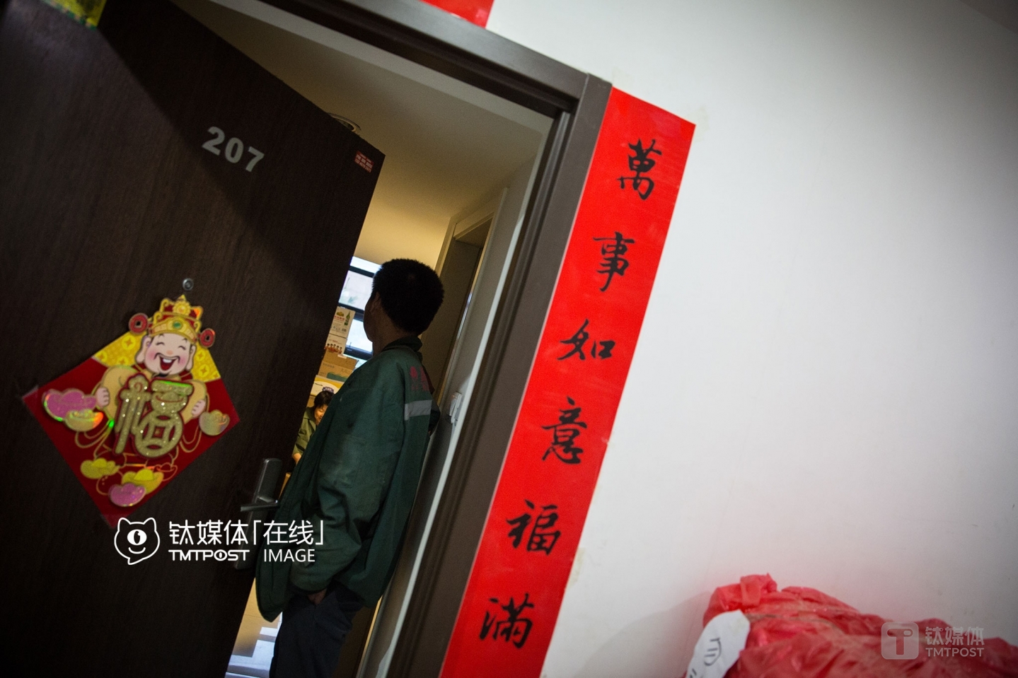 Lufei went to an owner of an e-commerce shop to see if he had any package to be delivered. He could earn RMB 0.5 for every package he delivered, but the owner didn’t want to have Lufei delivered too many packages, because the price was too high. When Lufei was prepared to leave, he gave another package to Lufei, saying that: “Your life is not easy, and I don’t want to see you come all this far for nothing.” Lufei was angry with some other deliverymen who competed to give a lower offer for each package. “It was a vicious cycle: when one deliveryman offered RMB 2, the other deliveryman would offer RMB 1.5, and the next deliveryman would offer RMB1. Such vicious competition won’t do any good to the industry,” said he.