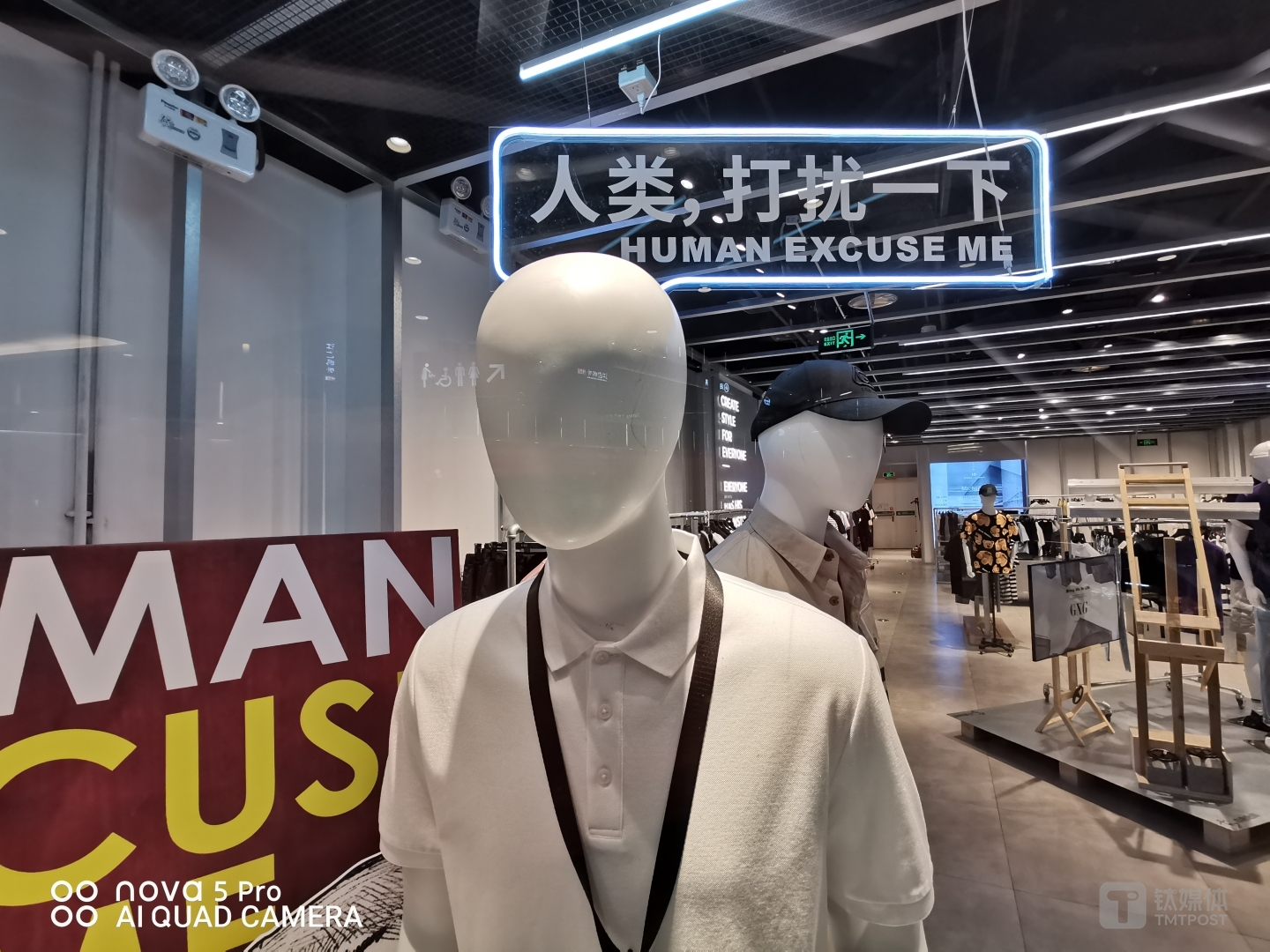 更多样张 焦距：mm（等效35mm焦距） 光圈：f/2.2 快门速度：1/s ISO: