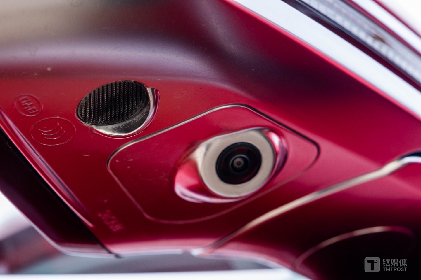 后视镜底部的传感器