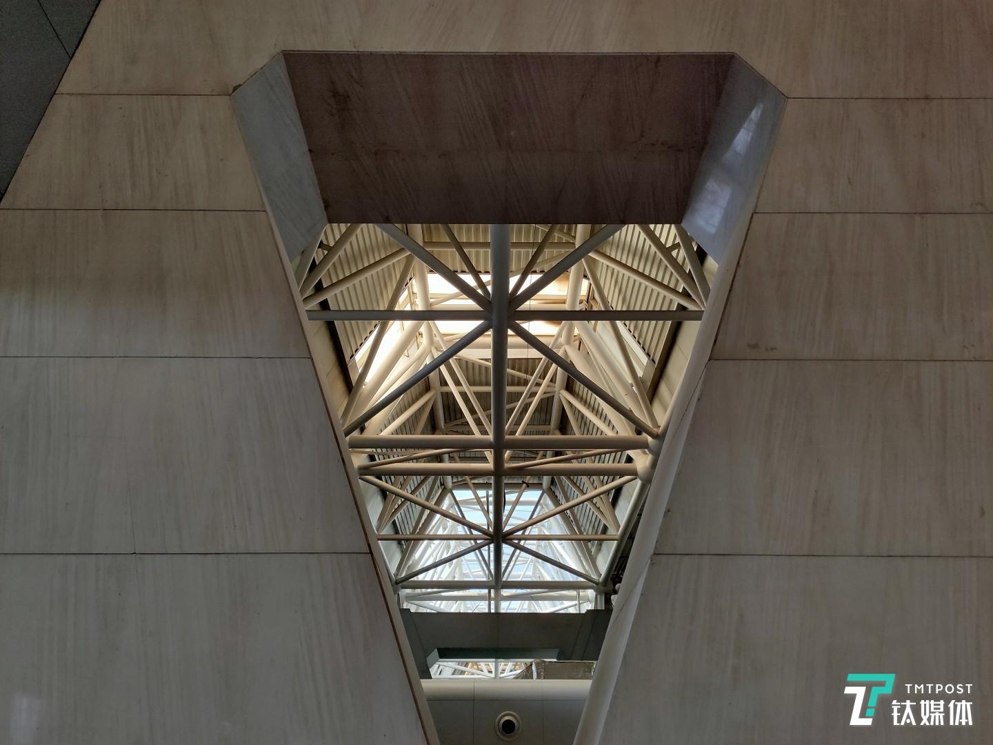 焦距：4.73毫米 光圈：f/1.7 快门：1/400 秒 ISO：280