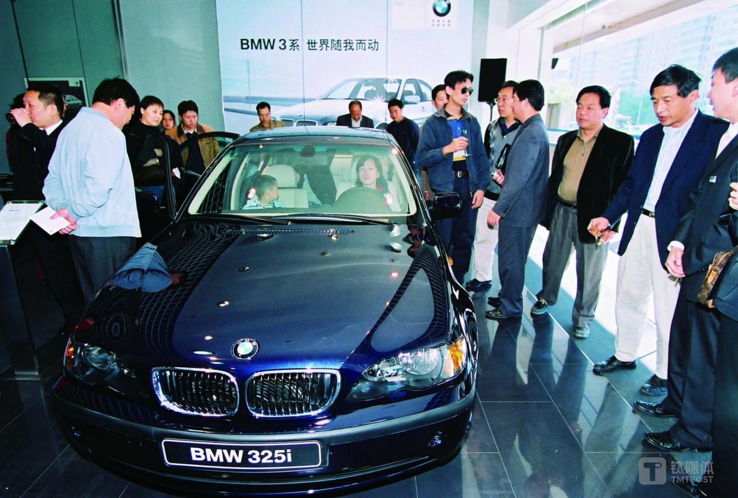 2003年10月华晨宝马推出首款车型BMW 325i