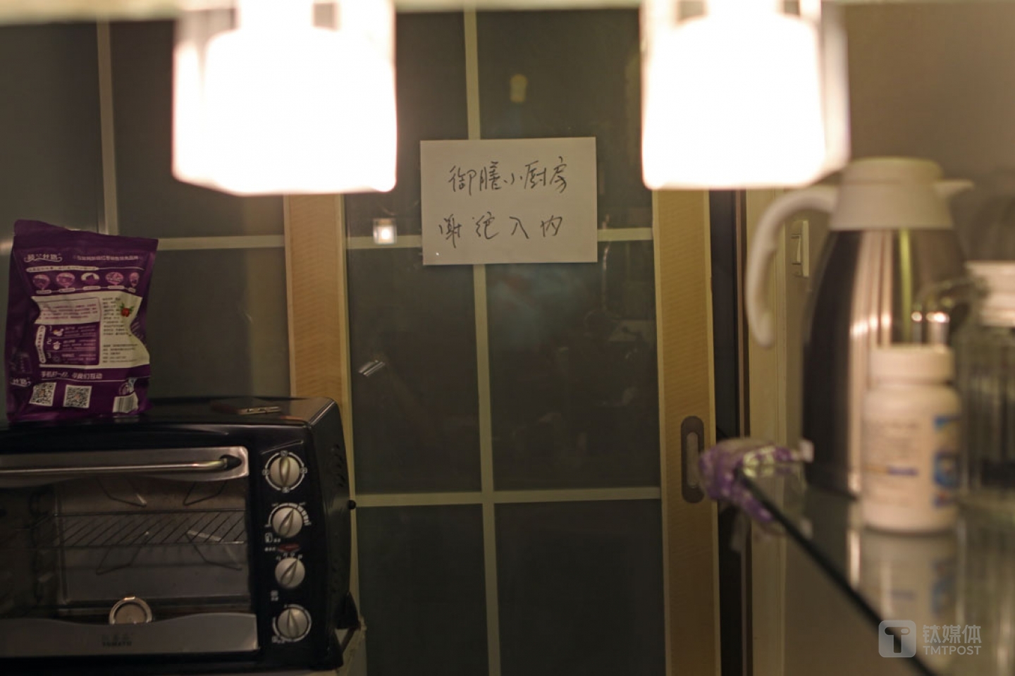 妻子厨艺很好，加上这一家人和睦好客，女儿常常会带朋友闺蜜回家吃饭，客人都喜欢去厨房&ldquo;偷学厨艺&rdquo;。这套位于南山区的房子，是曾德钧2004年购买，夫妻俩把厨房改小了，硬是整出了一个大书房，&ldquo;厨房太小，人一进来就会影响我做菜，所以老曾就写了个&lsquo;告示&rsquo;贴在厨房门上&rdquo;。