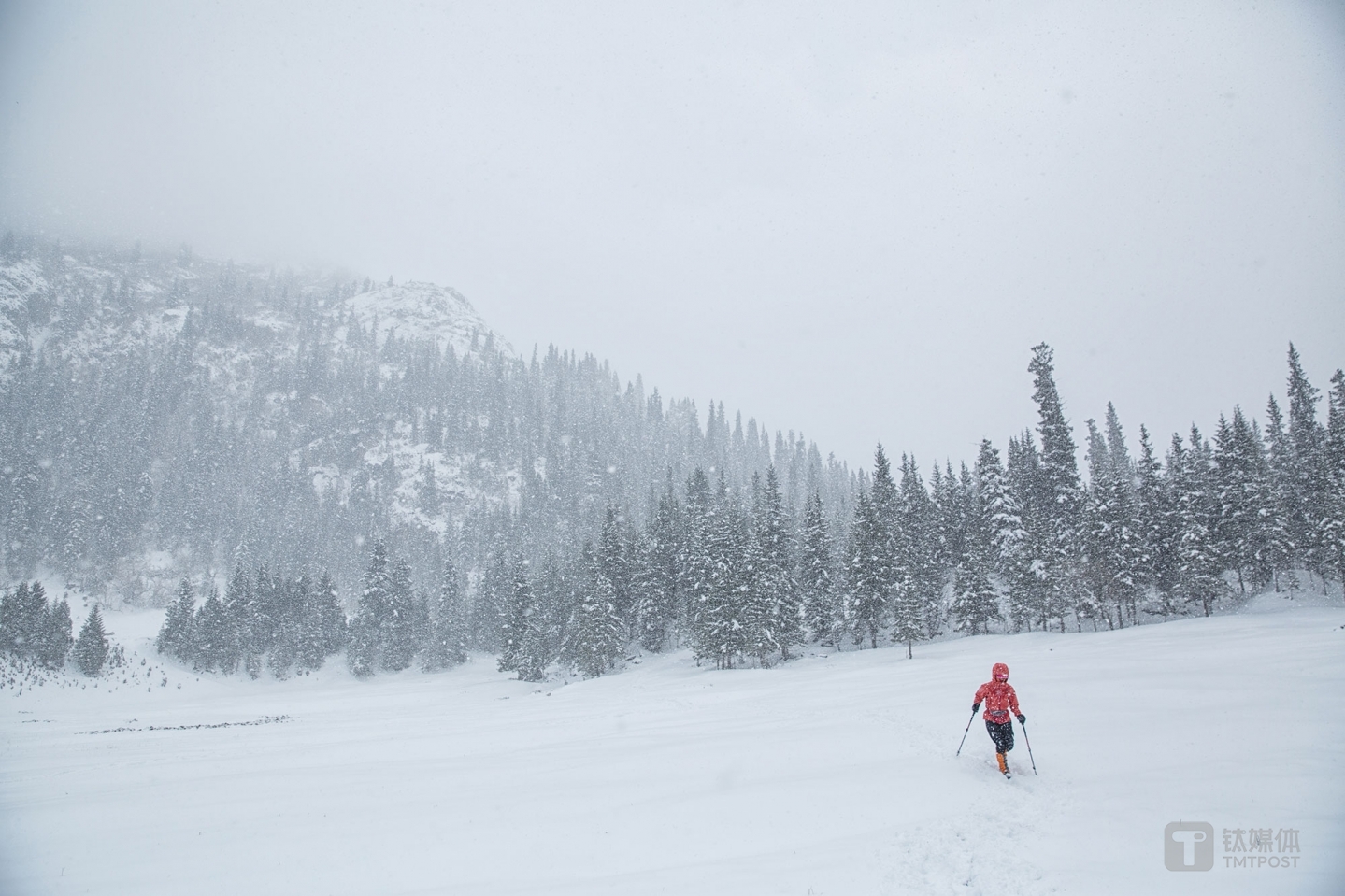暴雪将至。新疆夏特古道，匆匆赶路的驴友。