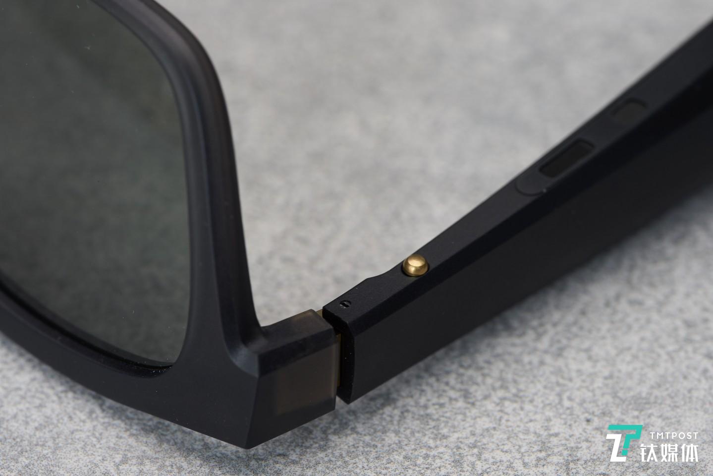 交互用的金属触点