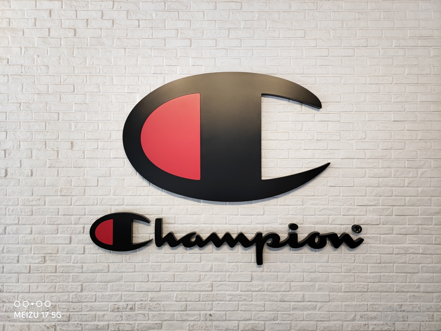 商场内暗光拍摄