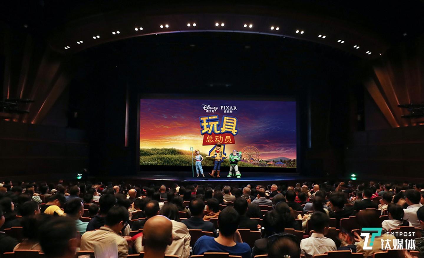 《玩具总动员4》首映现场，胡迪、巴斯光年、牧羊女登台