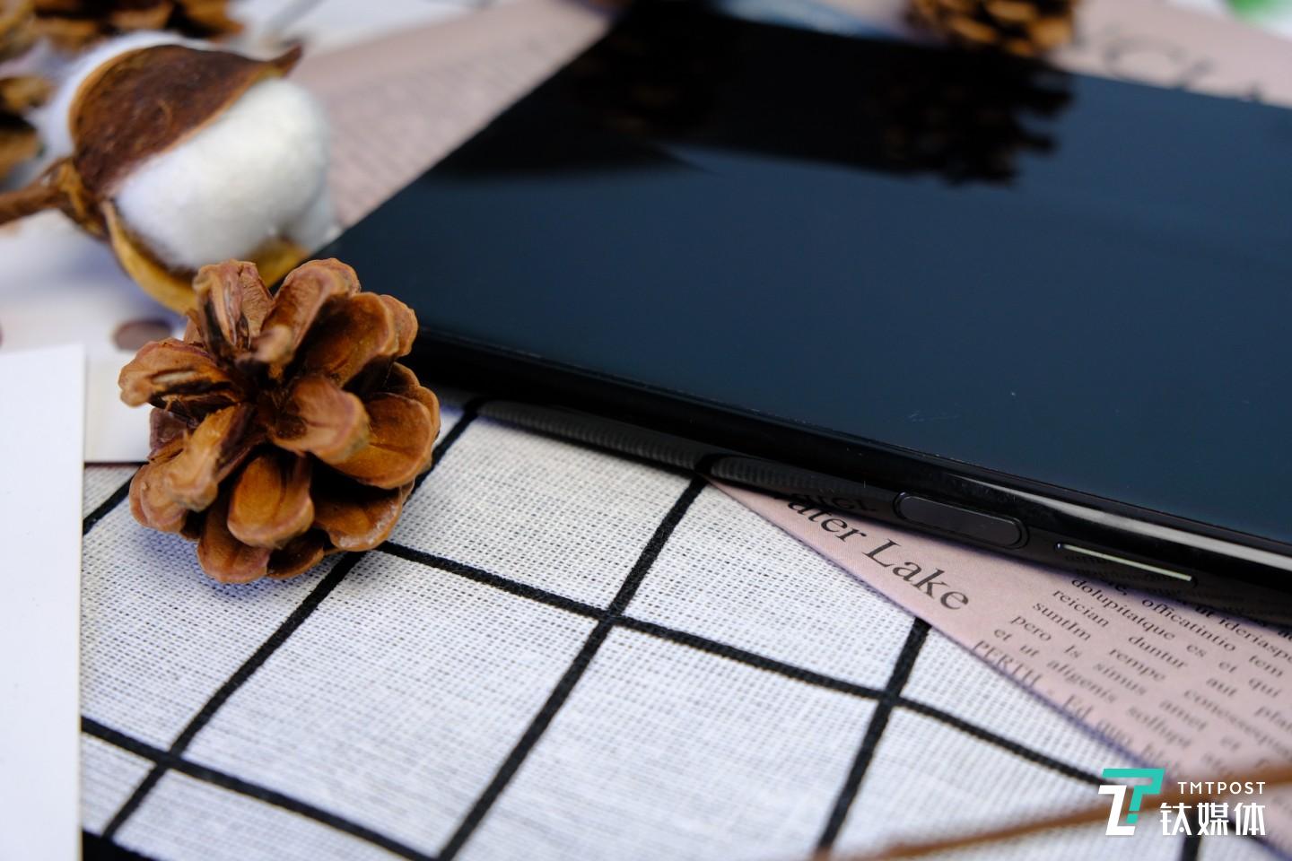 Mate X侧面指纹识别键