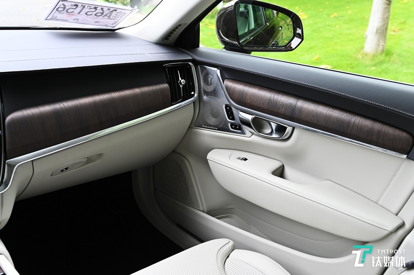 内饰采用极寒地区原木饰条