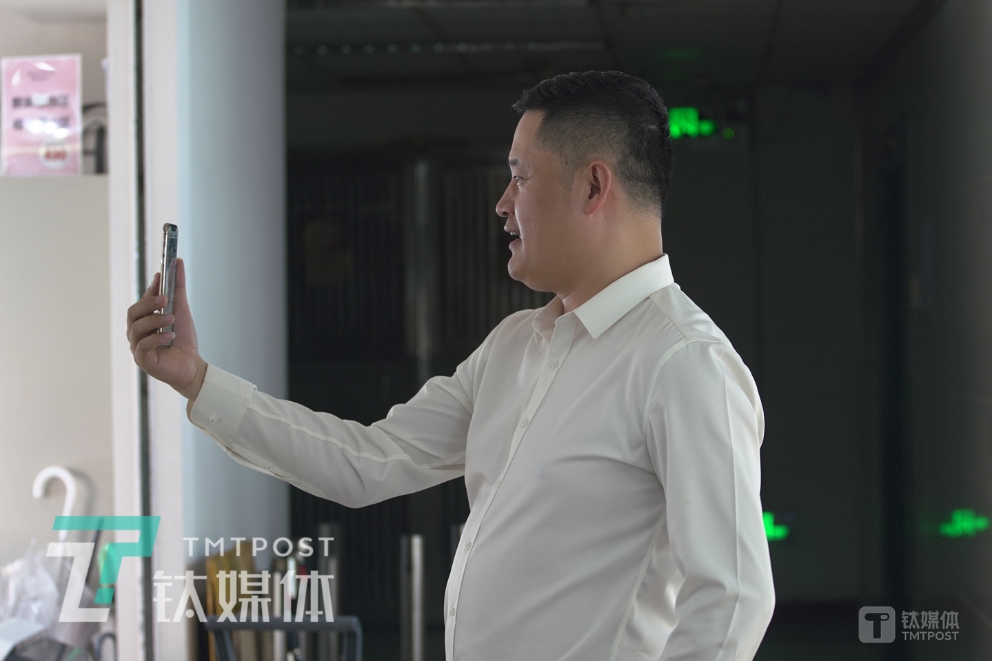 6月8日，游华金在快手直播，他从3月份开始在快手上开设首饰直播带货课程。