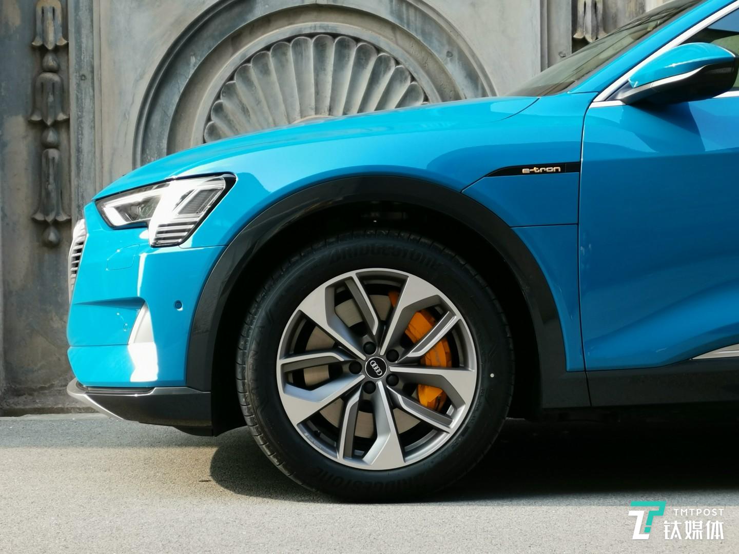 黄色卡钳突显科技先锋