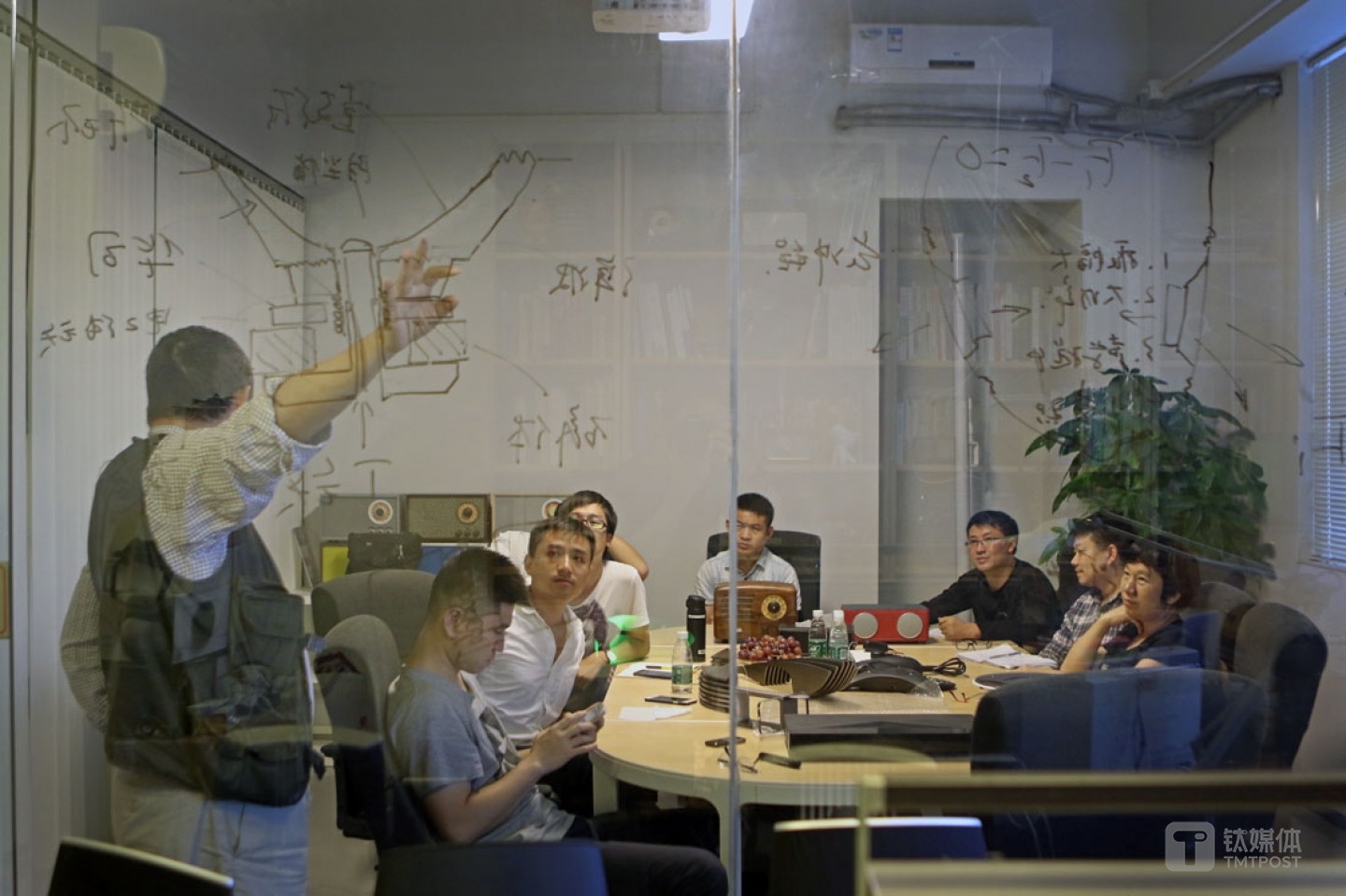 曾德钧为合作伙伴的设计师讲课，他们从事音响外观设计，&ldquo;他们是设计专业的专家，但是不太懂音响，我搞音响的，所以关于音响这方面的知识，我应该多跟他们沟通，只有这样才可能产生好的设计。&rdquo;