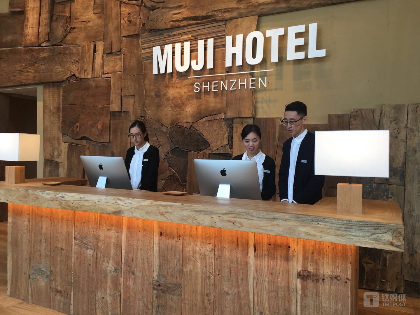 由翻新后的旧木装潢的 MUJI HOTEL 大堂。